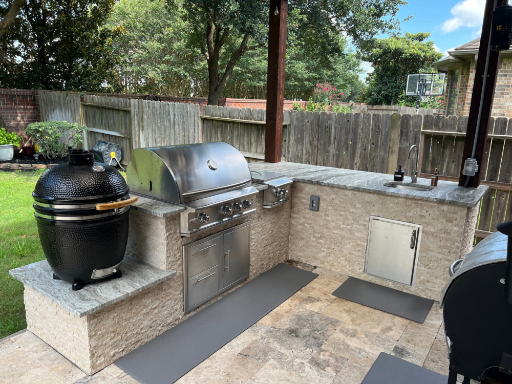 https://houstonlandscapepros.com/wp-content/uploads/2023/07/small-outdoor-kitchen-houston-tx-77479-1000x750.png